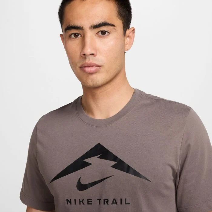 Nike Herre T-shirts Dri-FIT Trail Logo SS Tee Brun