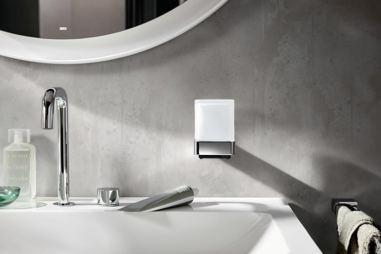 emco Loft Seifenspender automatisch mit Handsensor zur Wandmontage in Chrom | Elektrischer Flüssigseifenspender mit Akku für Bad & Gäste WC