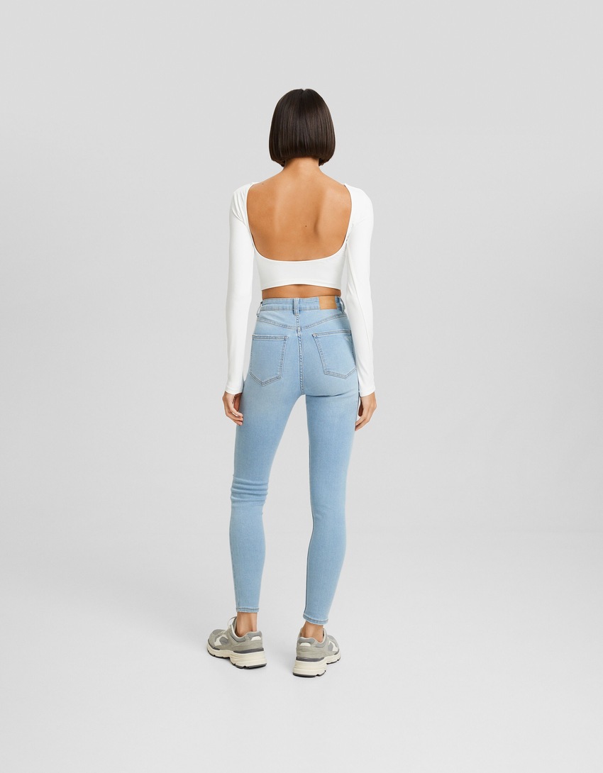 Calça jeans skinny de cintura super alta e rasgada