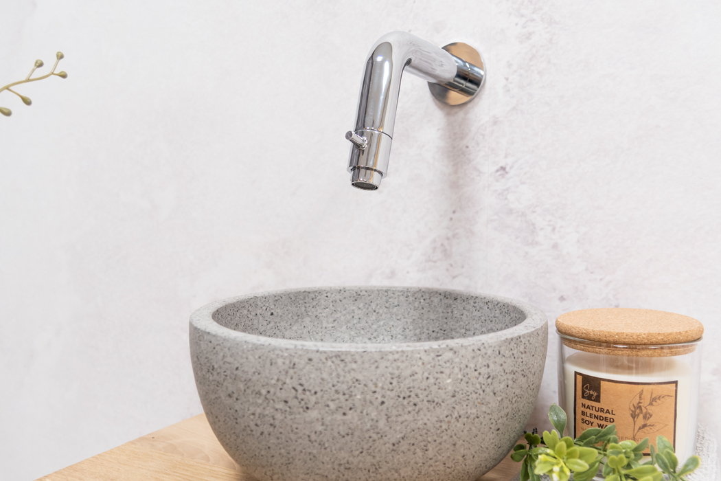Saniclear Baru fonteinset met eiken plank, grijze terrazzo waskom en chromen kraan voor in het toilet