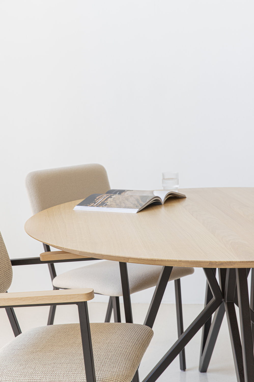 Studio HENK tafel Butterfly Rond Quadpod, zwart frame - Smart Collectie ⌀150 | Eikenhout | Verjongde Rand | Frame Zwart