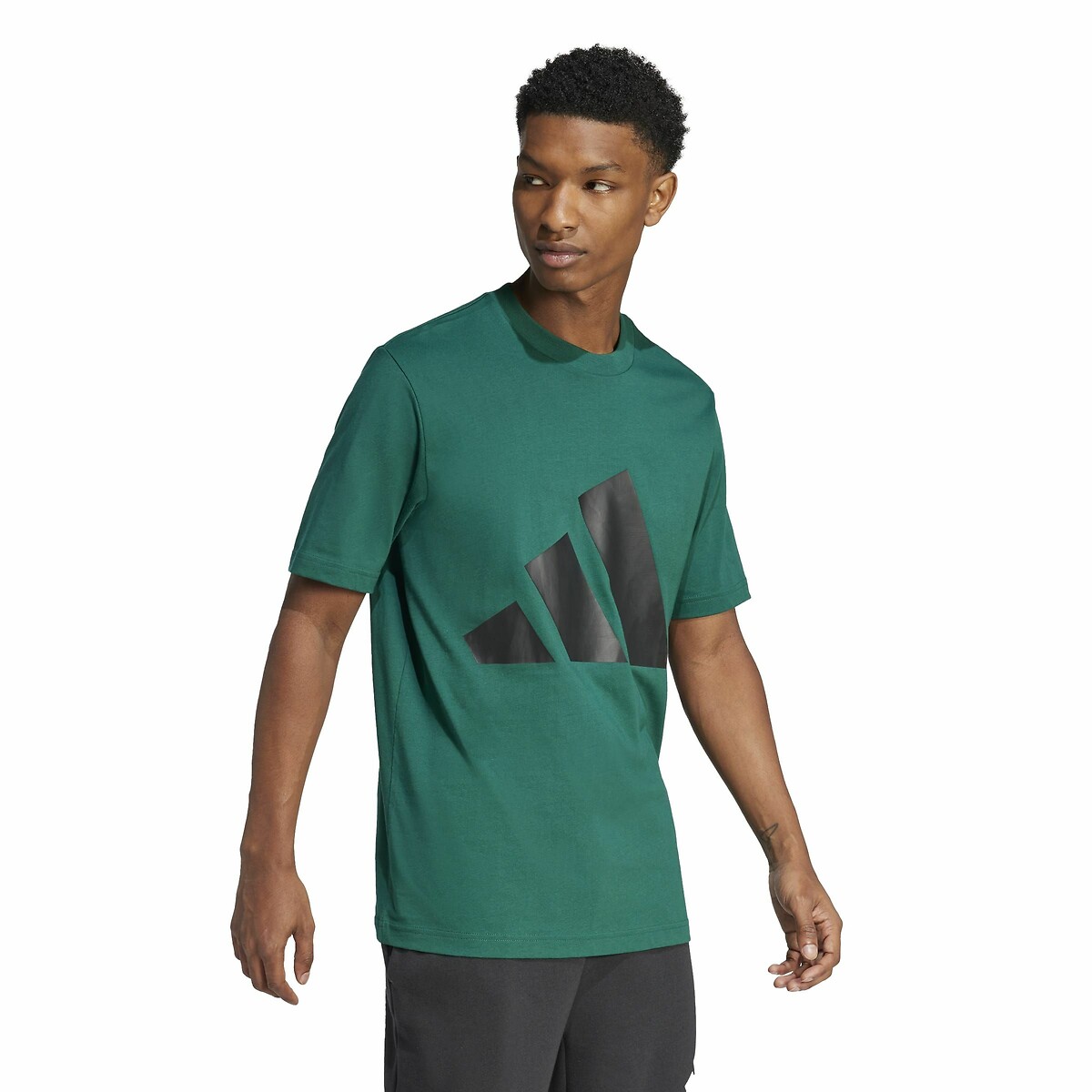 ADIDAS ROUPAS ESPORTIVAS<br>Camiseta com logo grande Essenciais