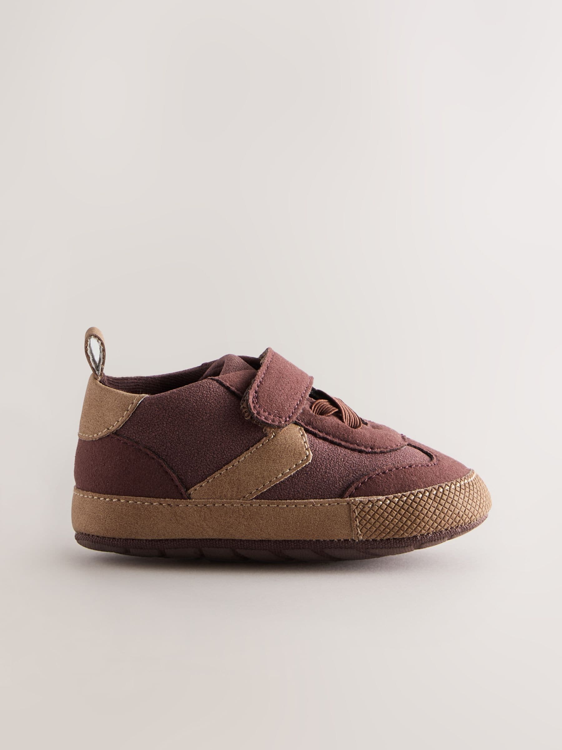 Chocoladebruin - Babysneakers met klittenbandsluiting, elastische veters en visgraatmotief (0 - 2 mnd)