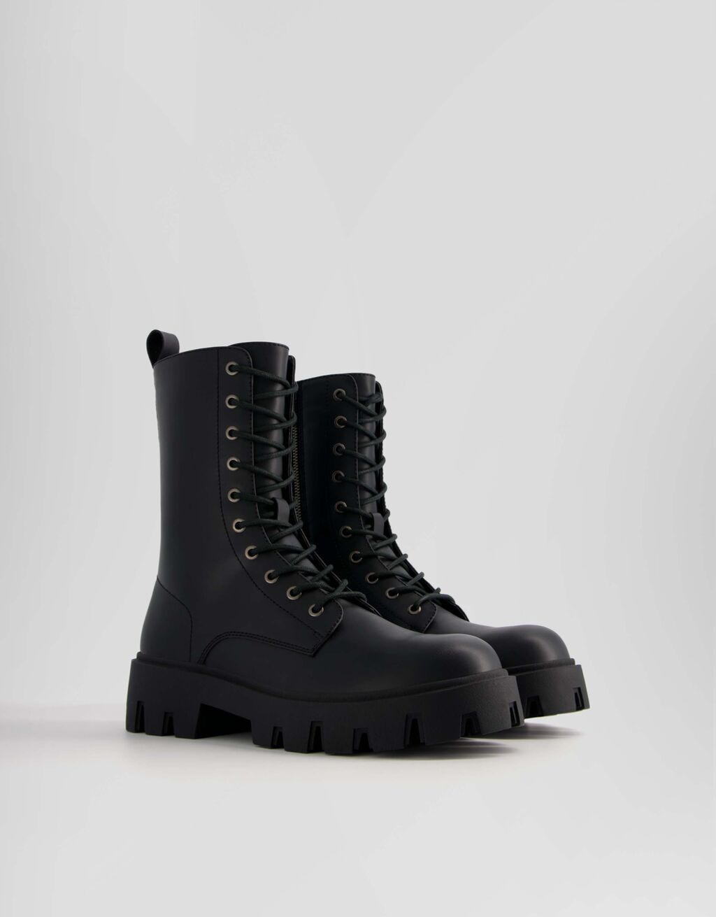 Botas de cano curto com cadarço e sola tratorada para homem