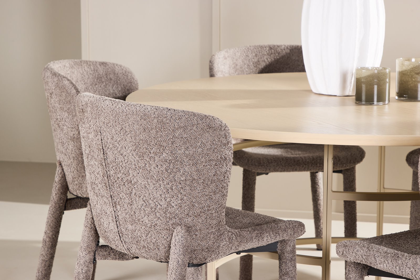 Copenhagen og Astoria Spisegruppe Copenhagen rundt spisebord Ø140 cm i hvit polert med 6 stk. Astoria spisestoler i Brown bouclé.