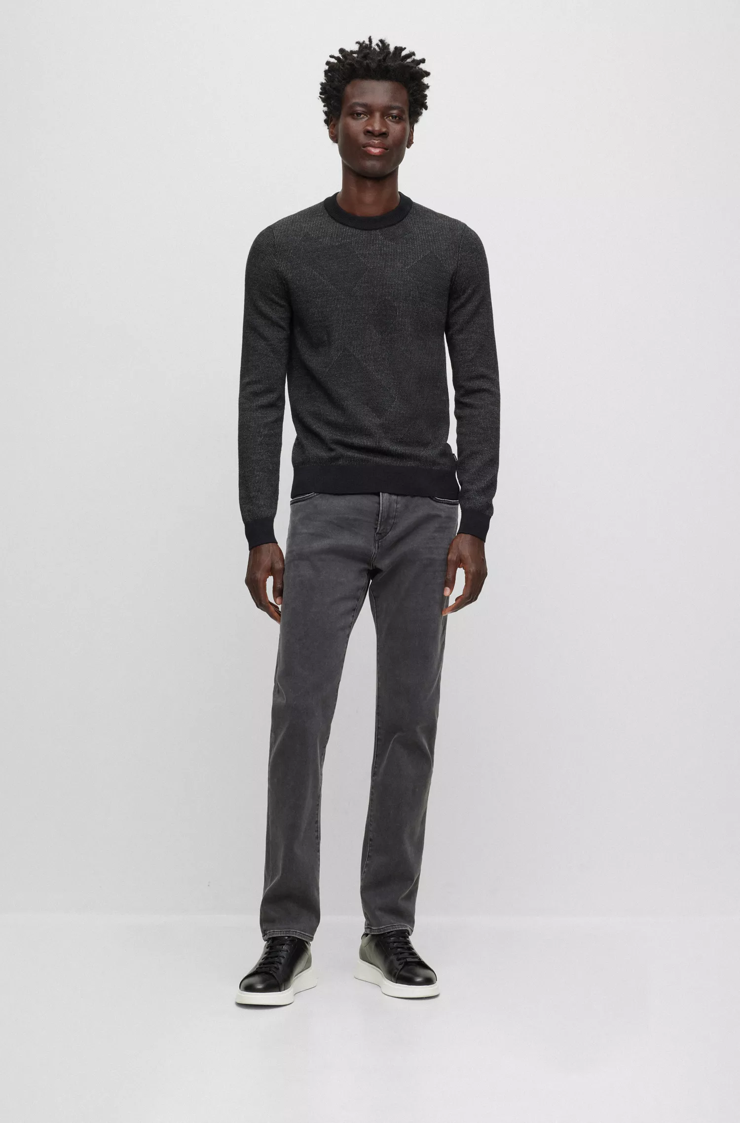 Calça jeans BOSS preta, corte slim, em denim stretch preto.