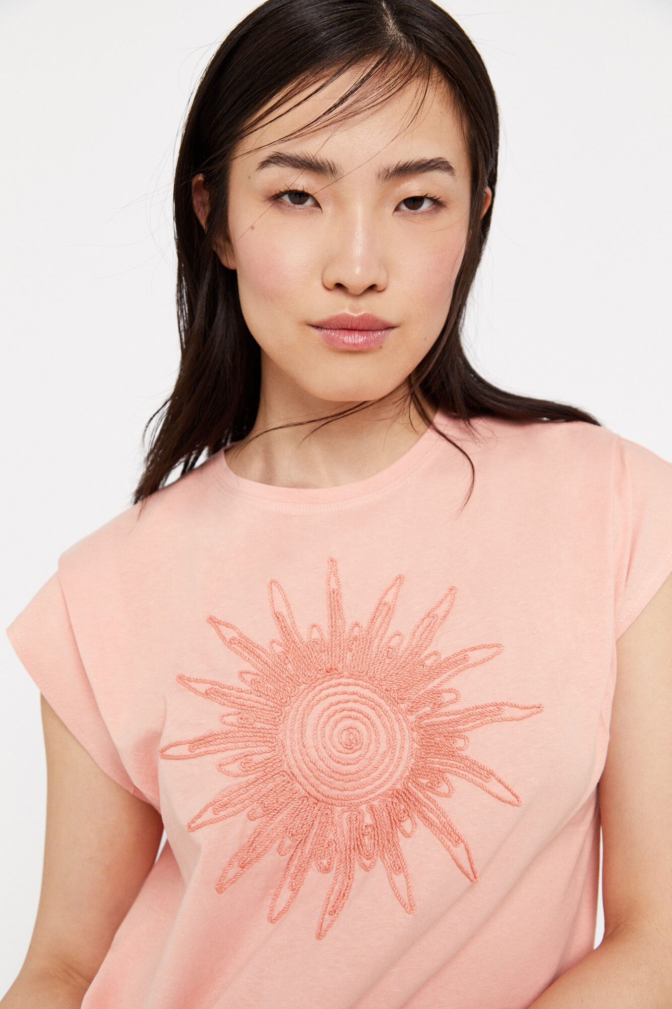 Camiseta com bordado em renda - Coral