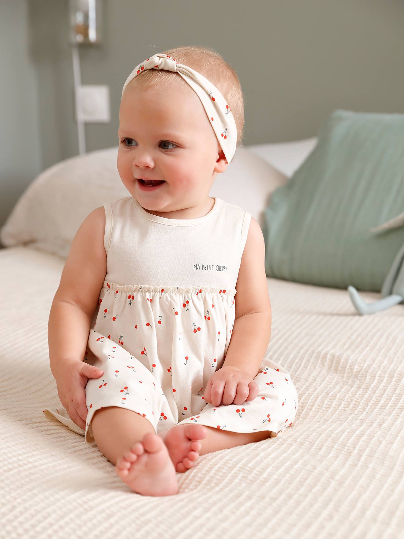 Vestido verde claro estampado e faixa de cabelo combinando para bebê menina