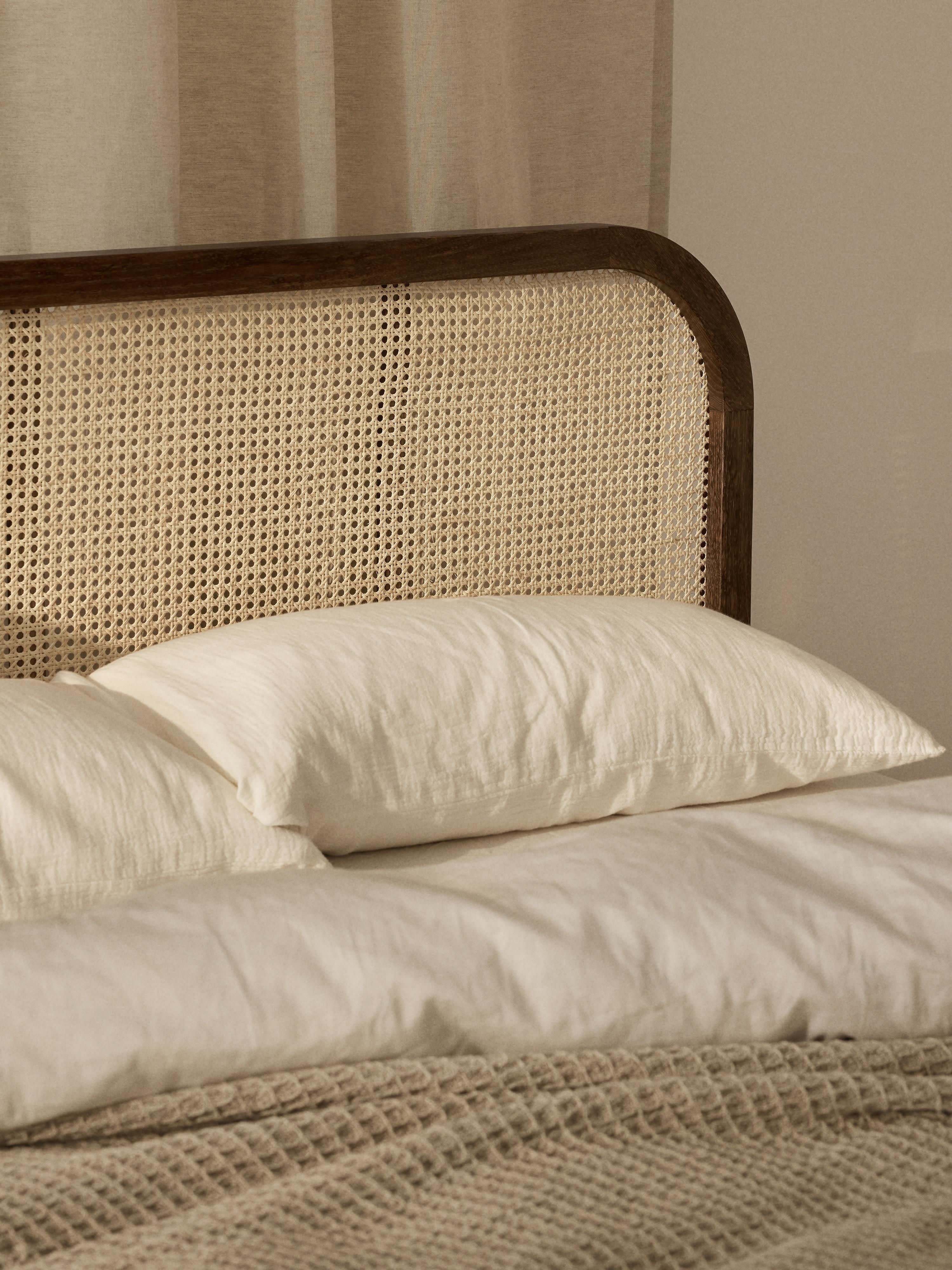 Houten bed Jones met hoofdeinde van Weens vlechtwerk