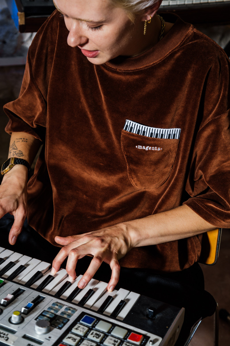 T-SHIRT EN VELOURS PIANO - CHOCOLAT