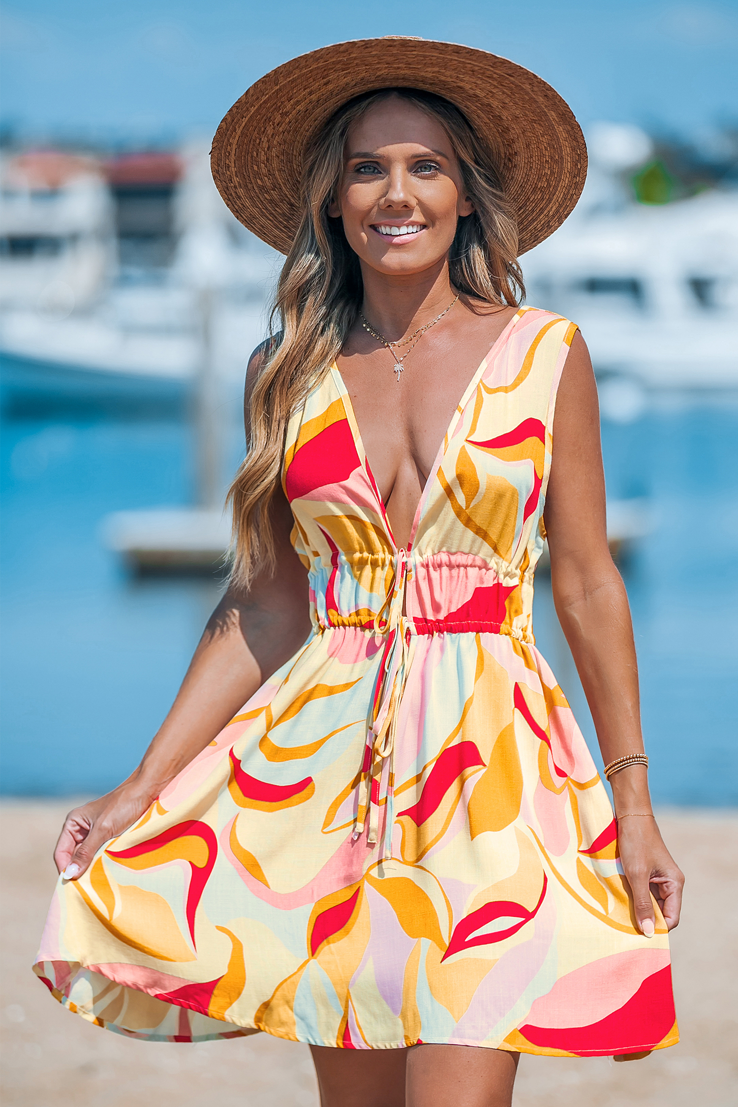 Robe mini avec col plongeant à imprimé abstrait