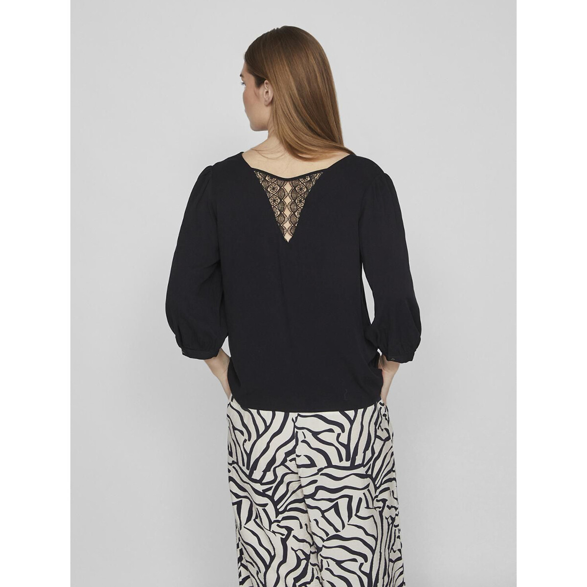 VILA<br>Blusa com decote em V e costas em renda