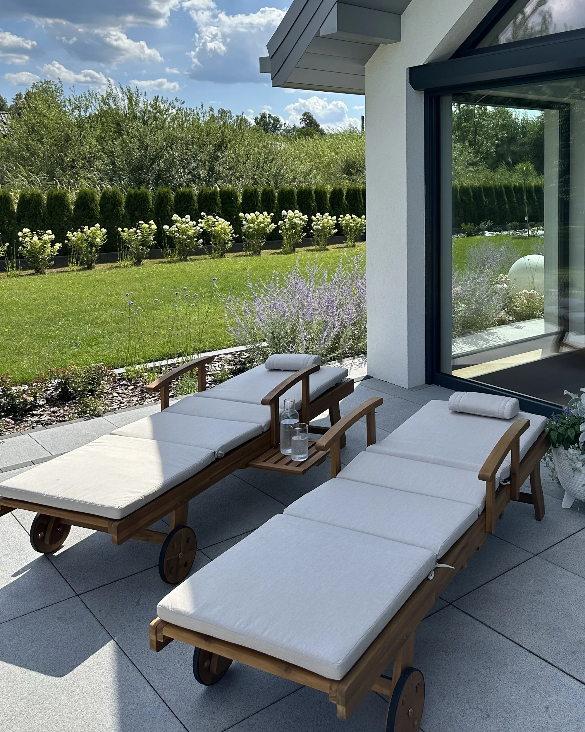 Ligstoel met kussen JAVA PREMIUM Acaciahout Lichtbeige