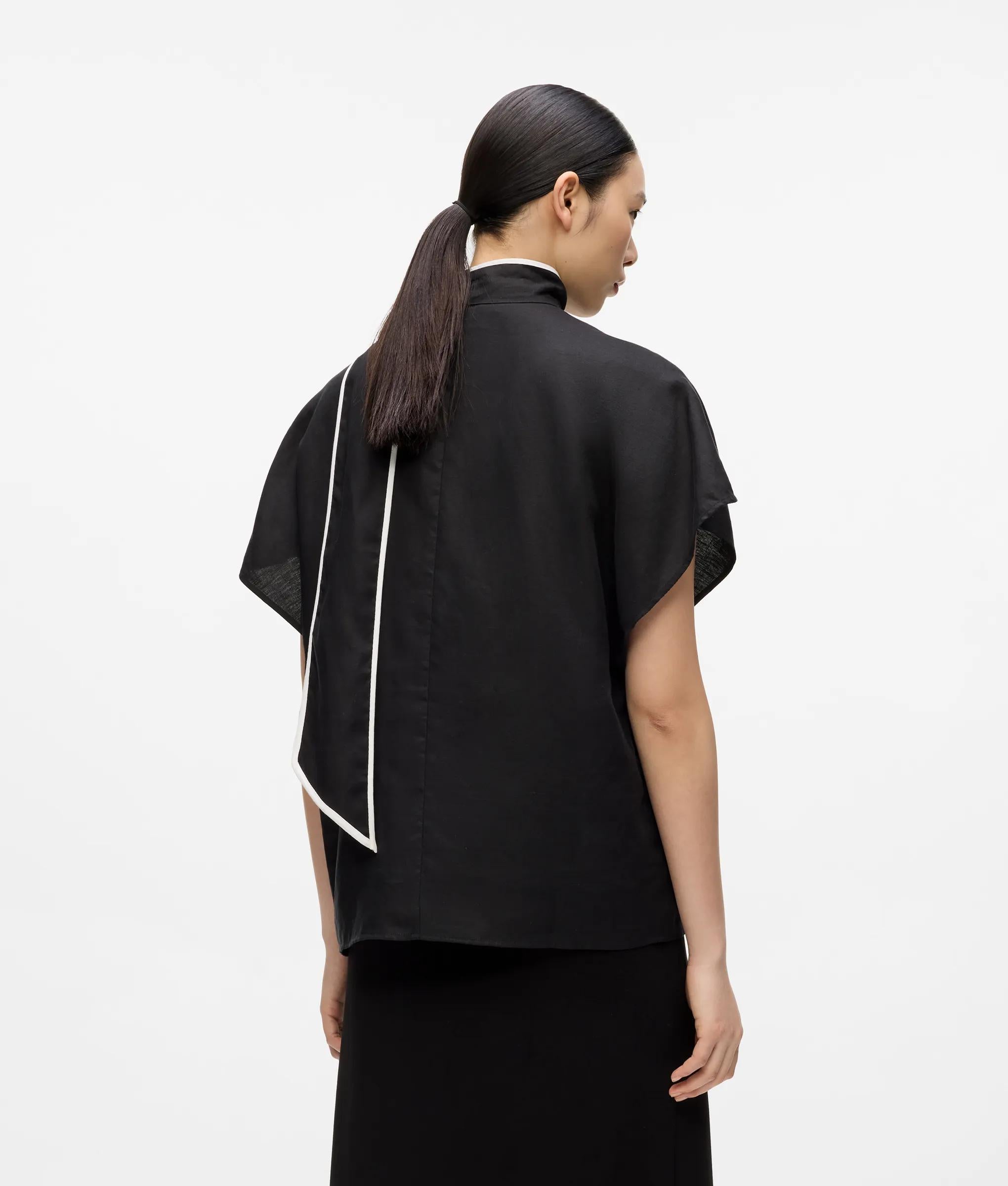 Blouse van linnenmix in productie