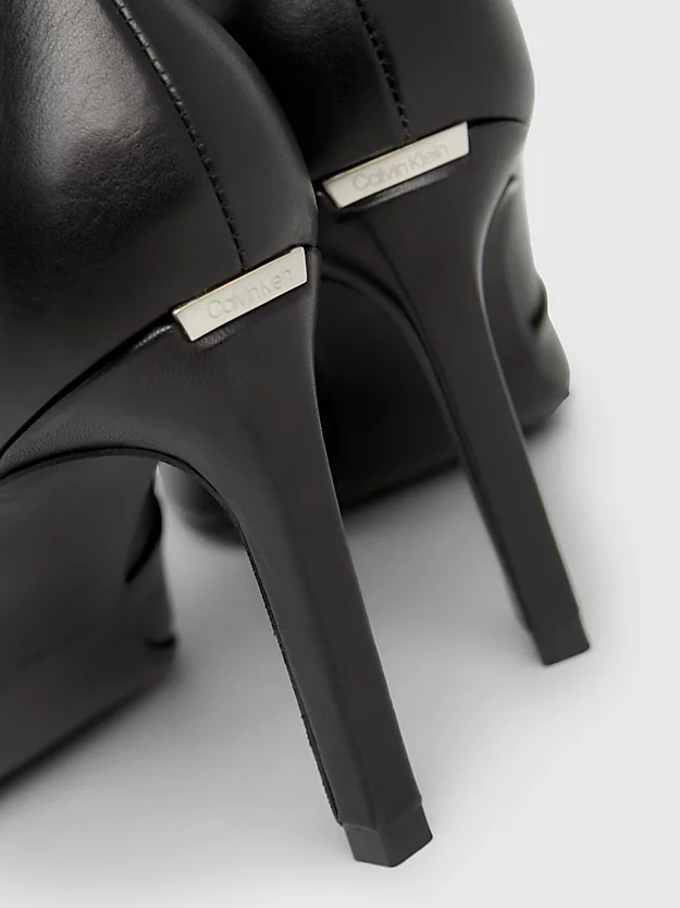 Sapatos de couro com salto agulha