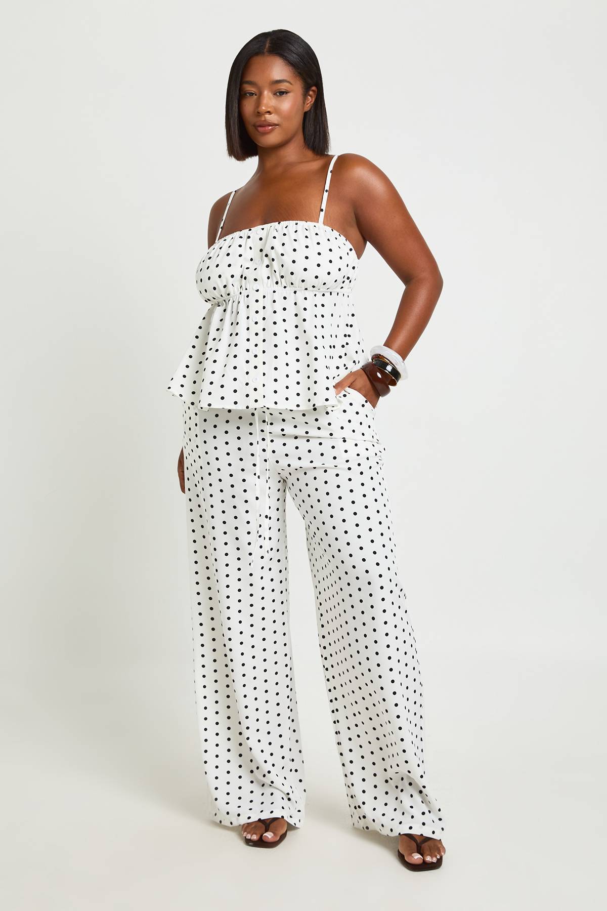 boohoo Haut Smock Grande Taille À Bretelles Et Pois