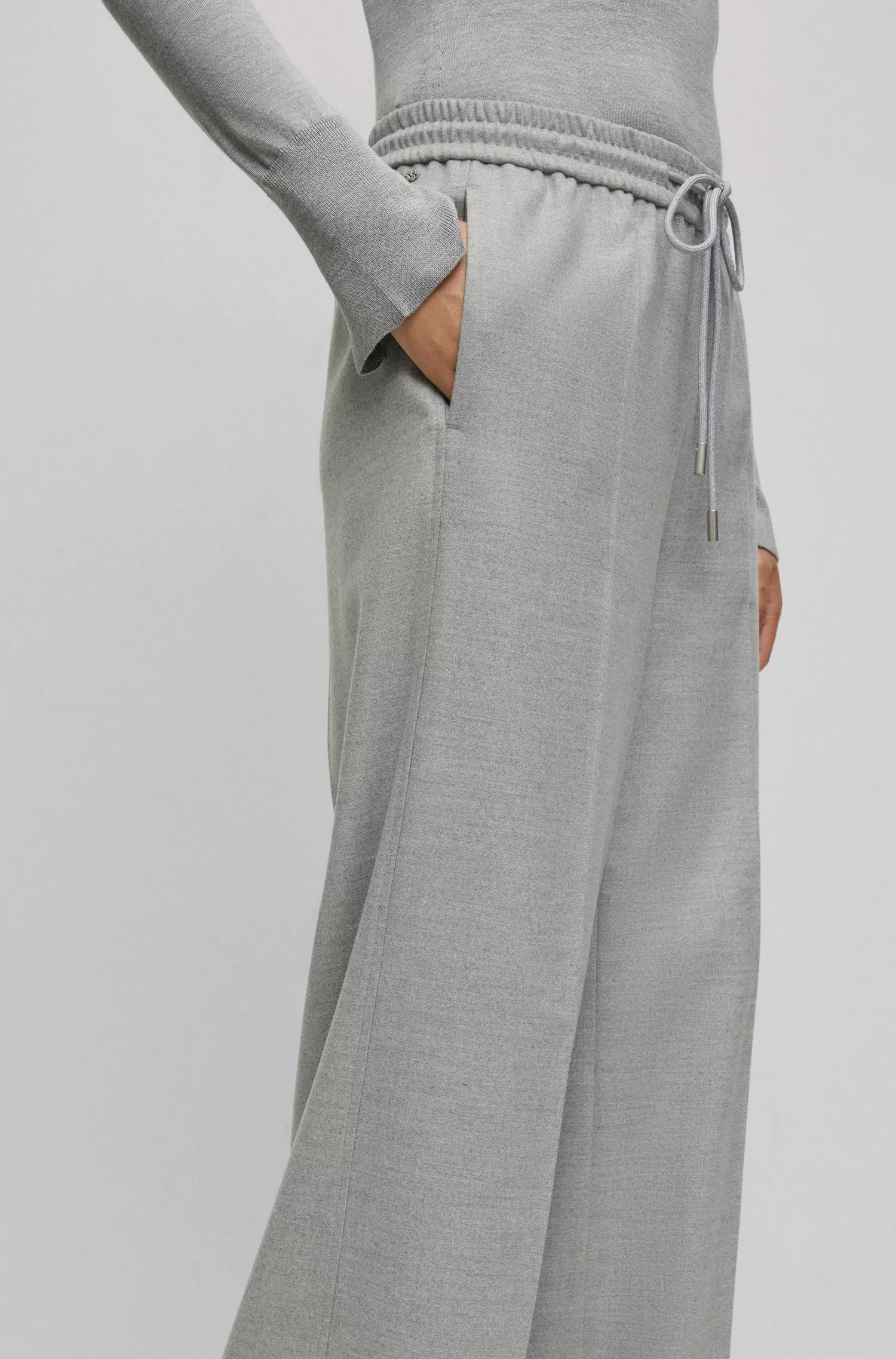 Calça BOSS preta, corte relaxado, com detalhe da marca no cós.