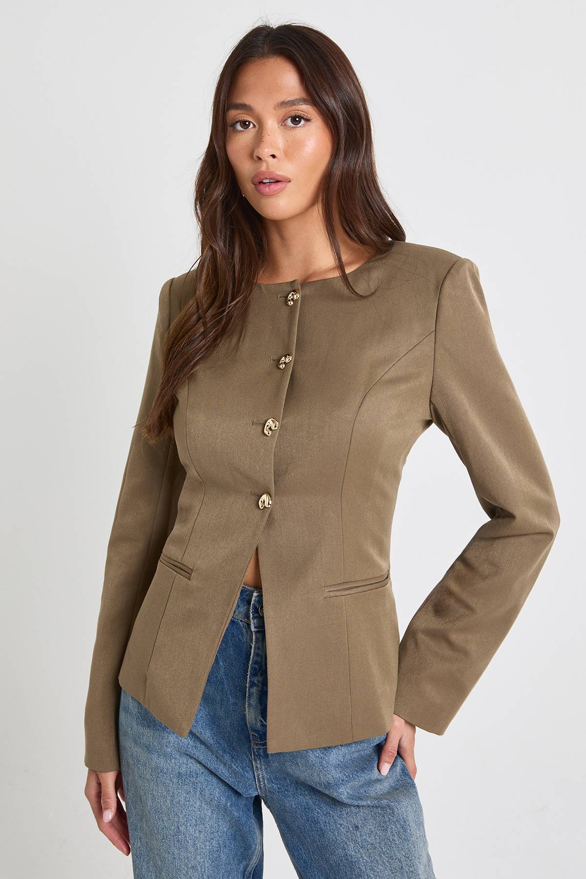 boohoo Blazer ajusté sans col à garniture dorée