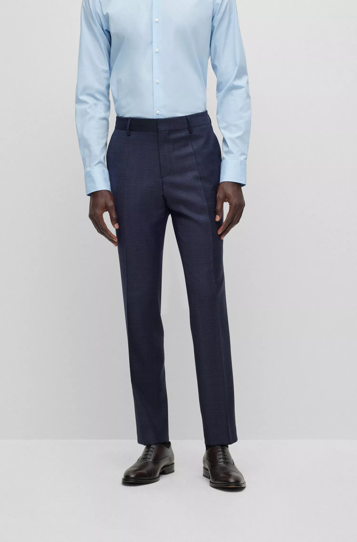 Terno BOSS preto slim fit em lã elástica xadrez.