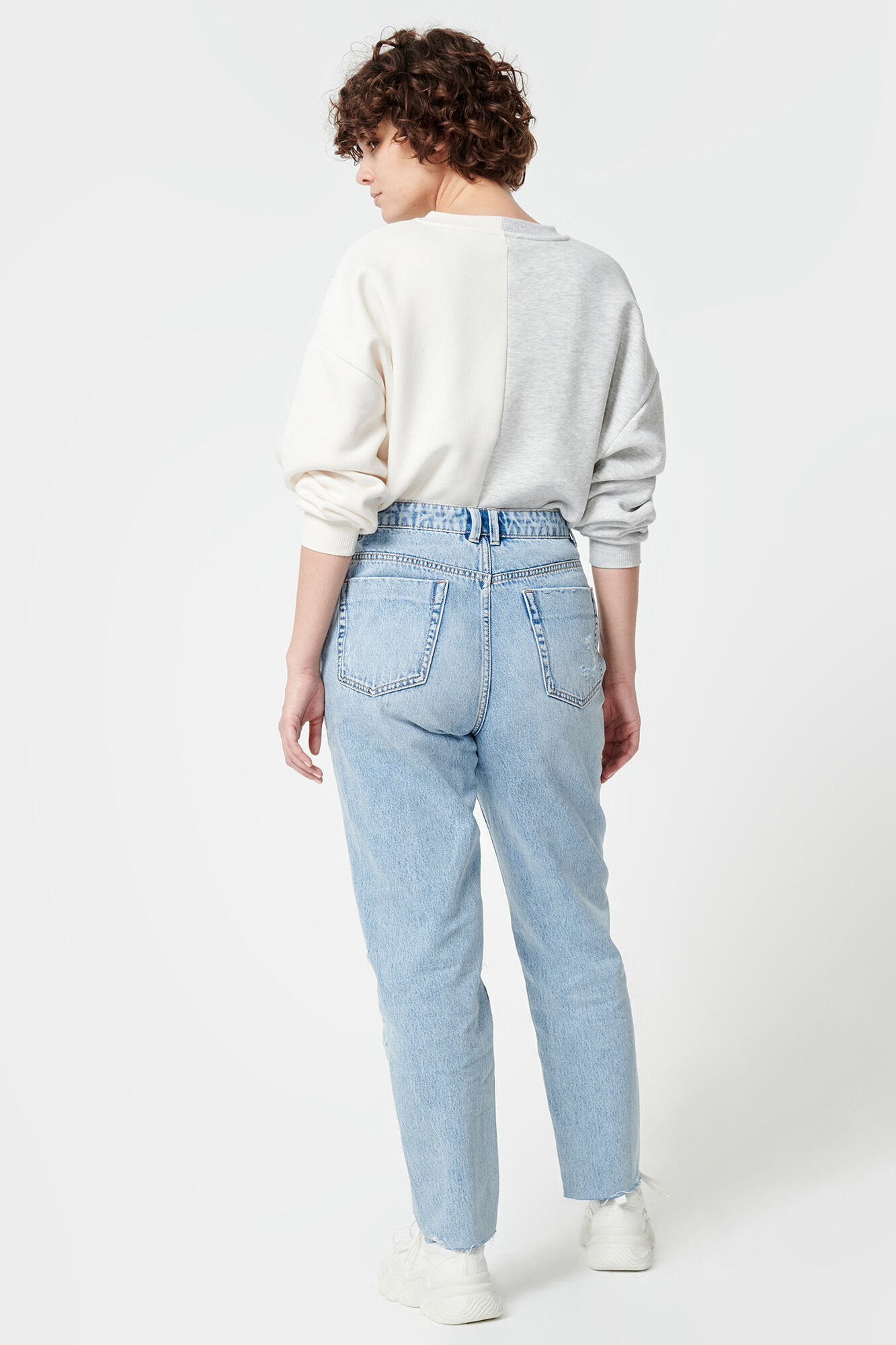 calças jeans mom desgastadas