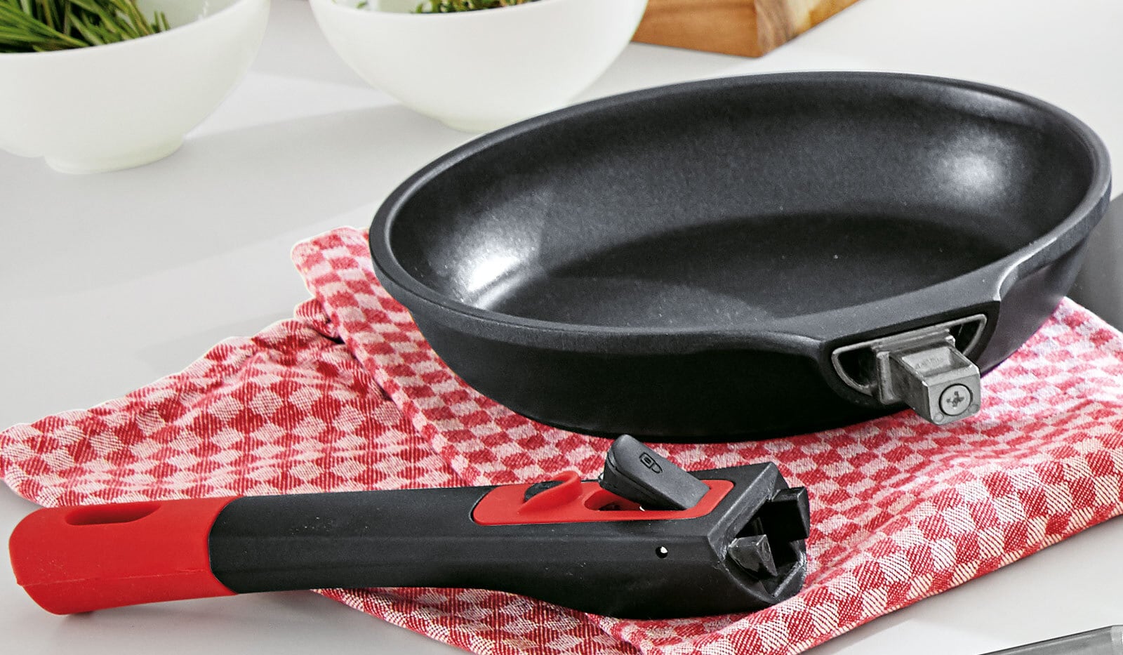 bongusto Bratpfanne mit Abnehmbarem Griff 20 cm schwarz/ rot