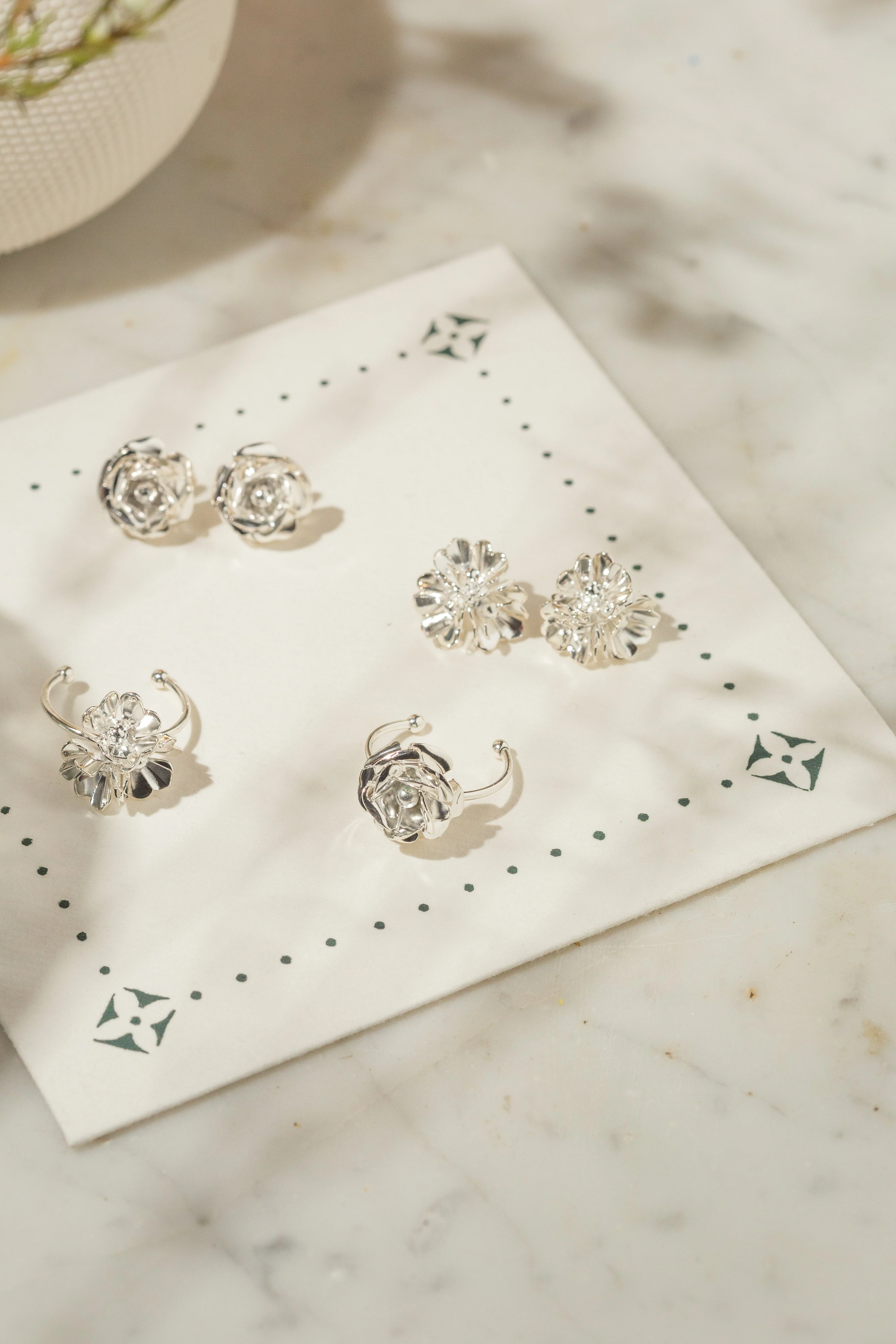 AGLAÉ - Boucles d'oreilles puces trio fleurs doré à l'or fin | Argent