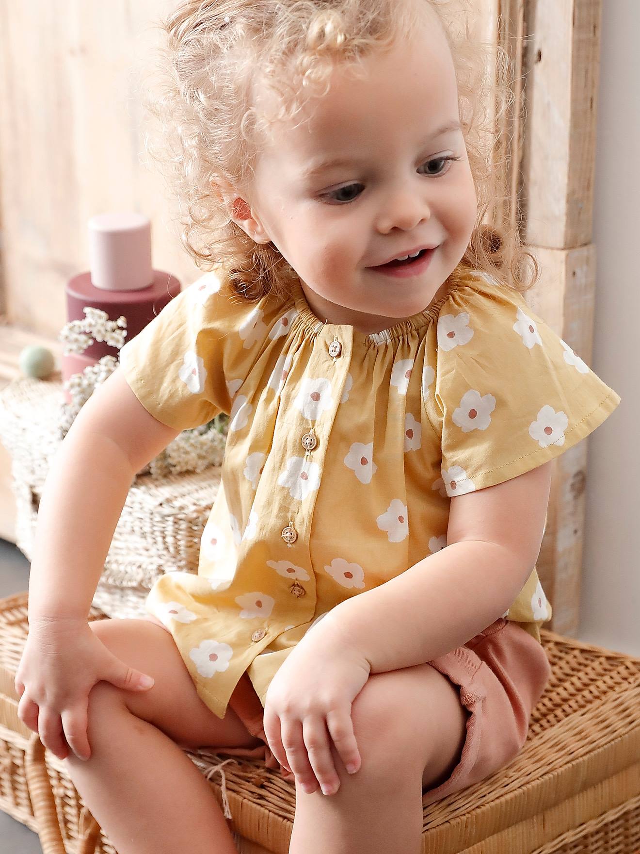 Blusa infantil amarelo-clara com mangas borboleta.