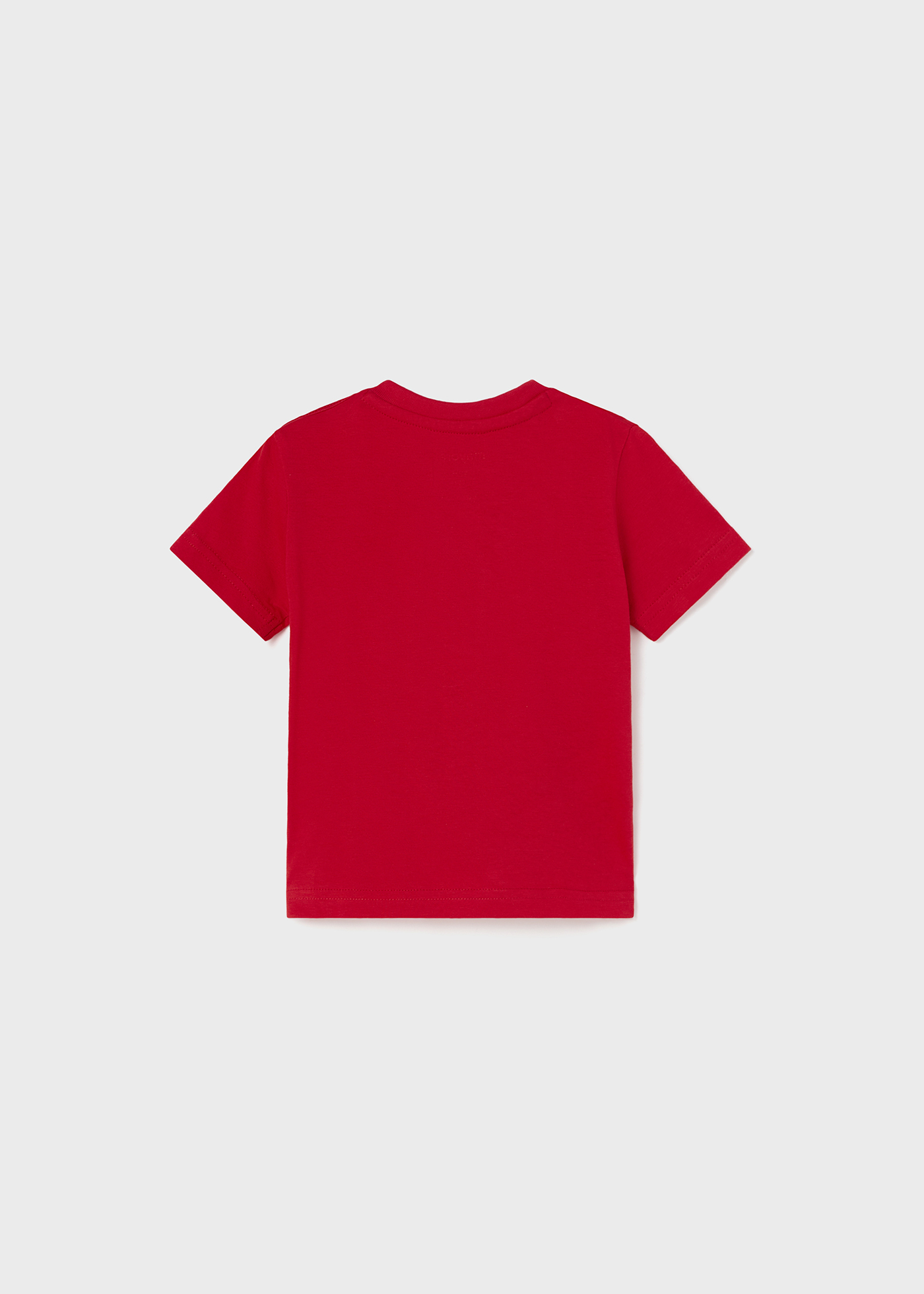 Camiseta infantil com estampa feita em algodão sustentável.