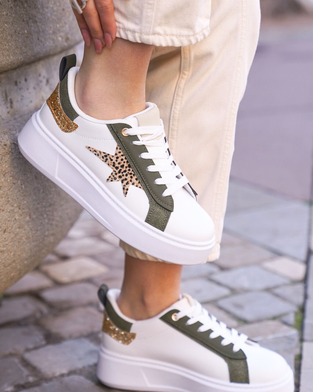 Basket femme blanche kaki et dorée à lacets étoile  - Ombeline