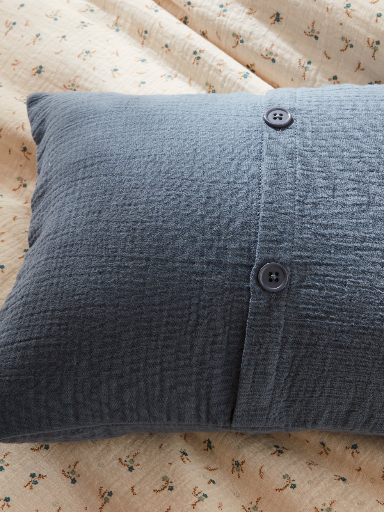 Coussin gaufré à pois brodés