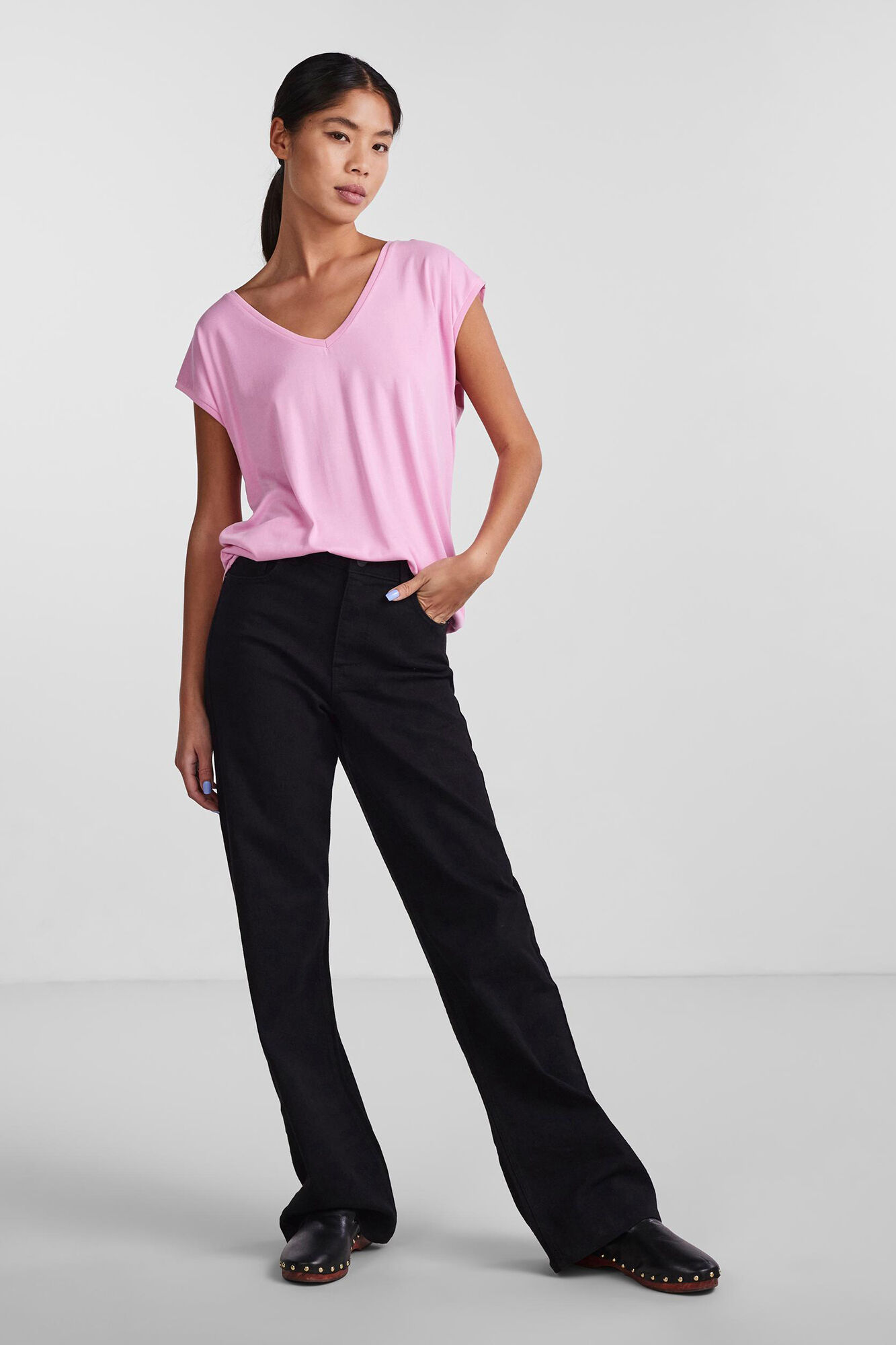 Camiseta básica em MODAL-TENCEL. Mangas curtas e decote em V.