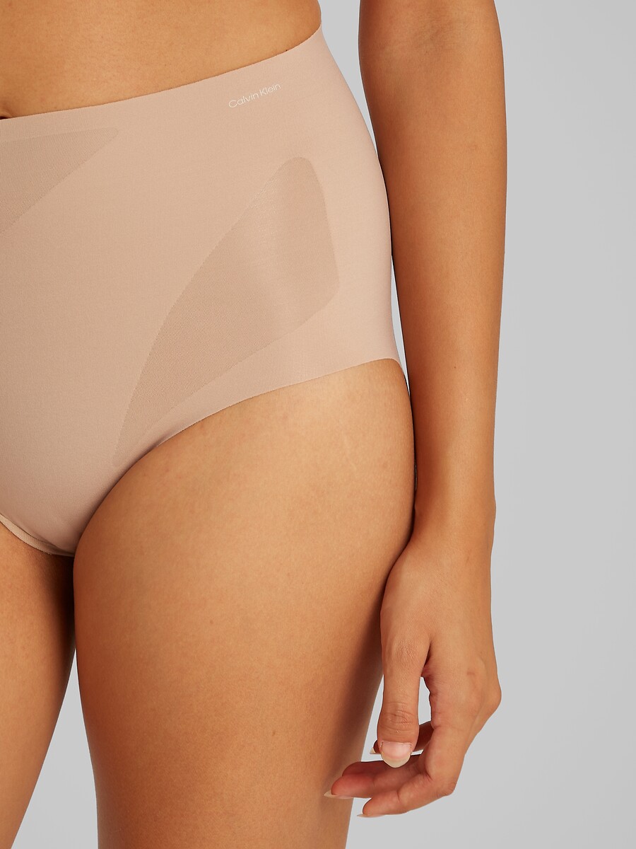 CALVIN KLEIN ROUPA ÍNTIMA<br>Cueca modeladora que fica no lugar e se estica