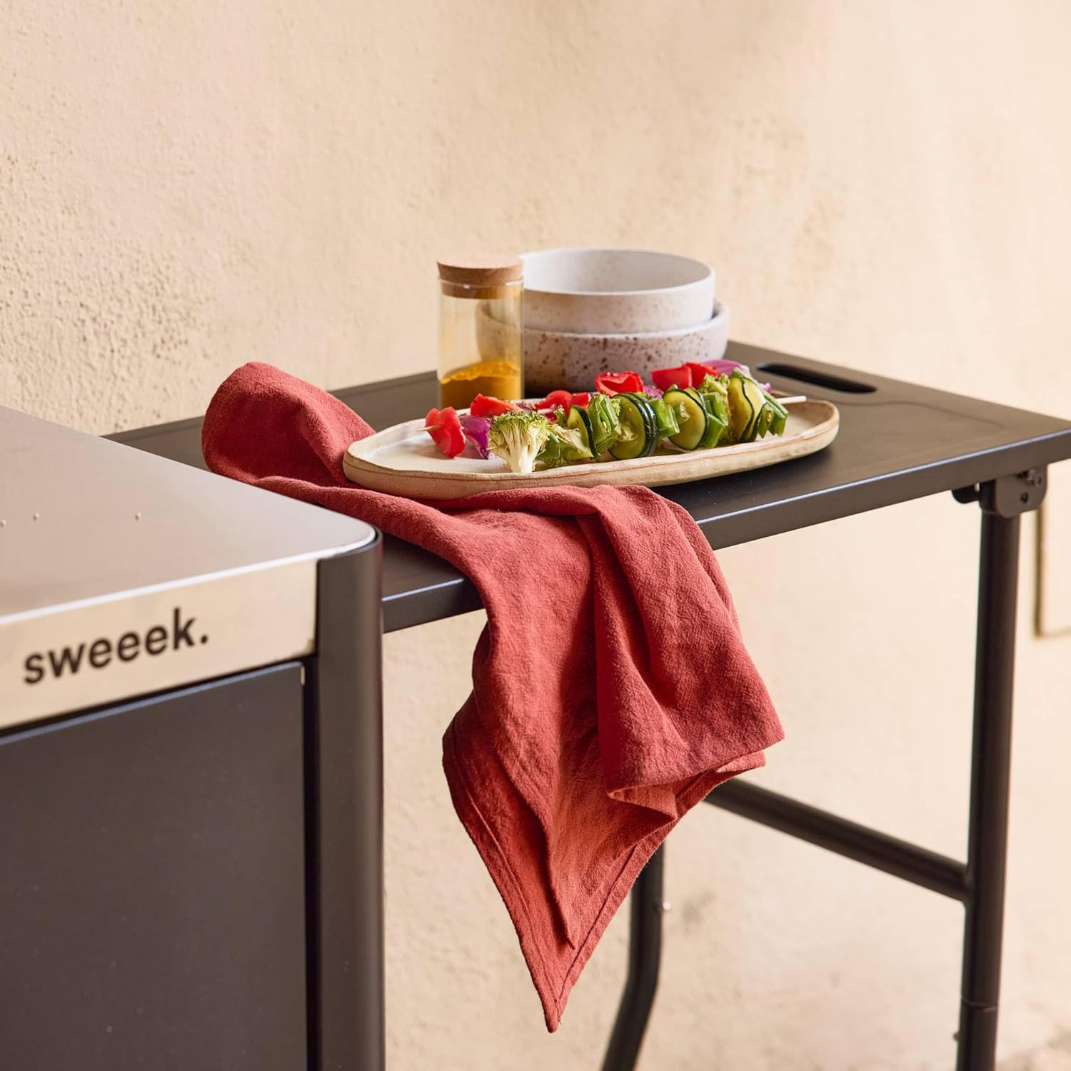 sweeek - Outdoor-Servierwagen Andy schwarz matt aus Edelstahl 94,5 cm mit klappbarer Ablage, L 156 x B 49,5 x H 80 cm
