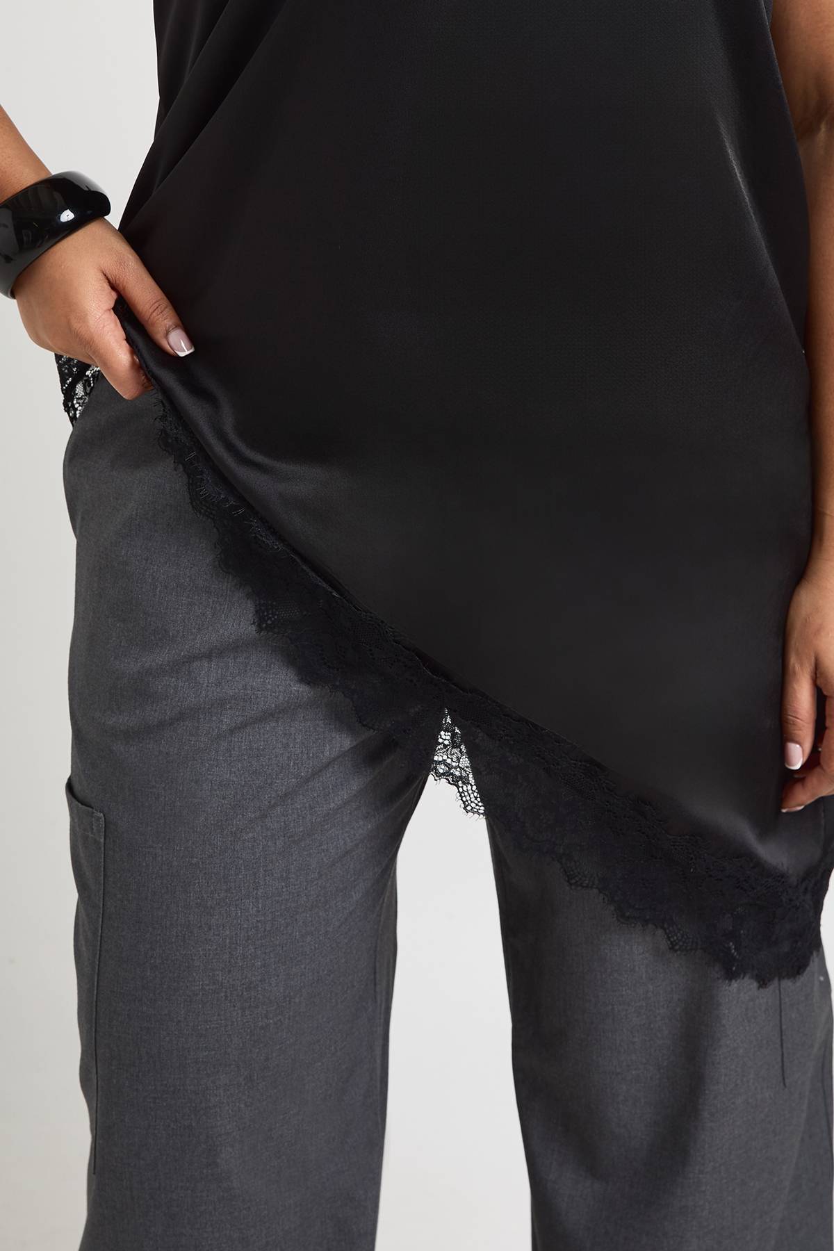 boohoo Top Caraco Grande Taille À Encolure Dégagée Et Ourlet Asymétrique