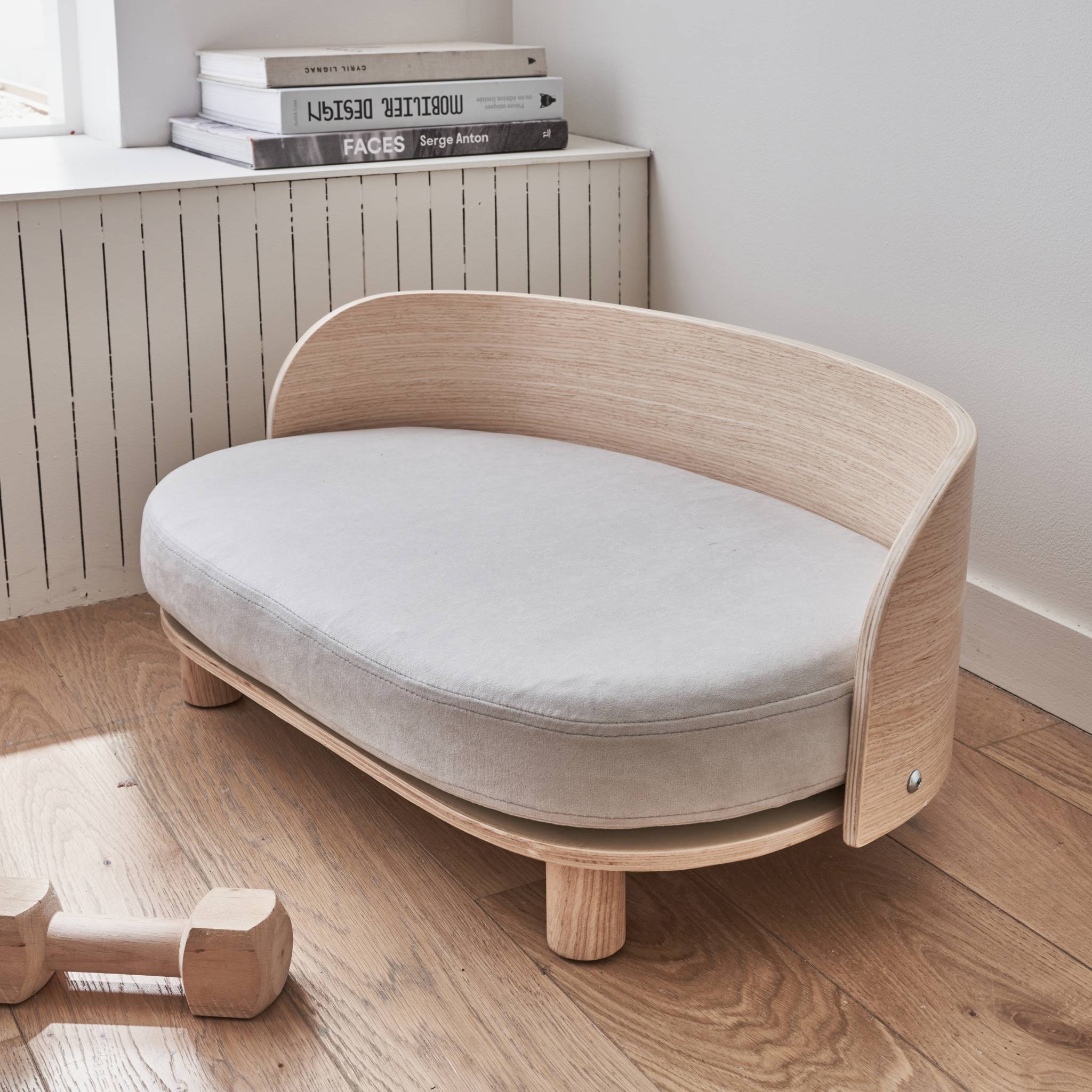 Panier gris clair pour chien et chat. Lit pour animaux en bois