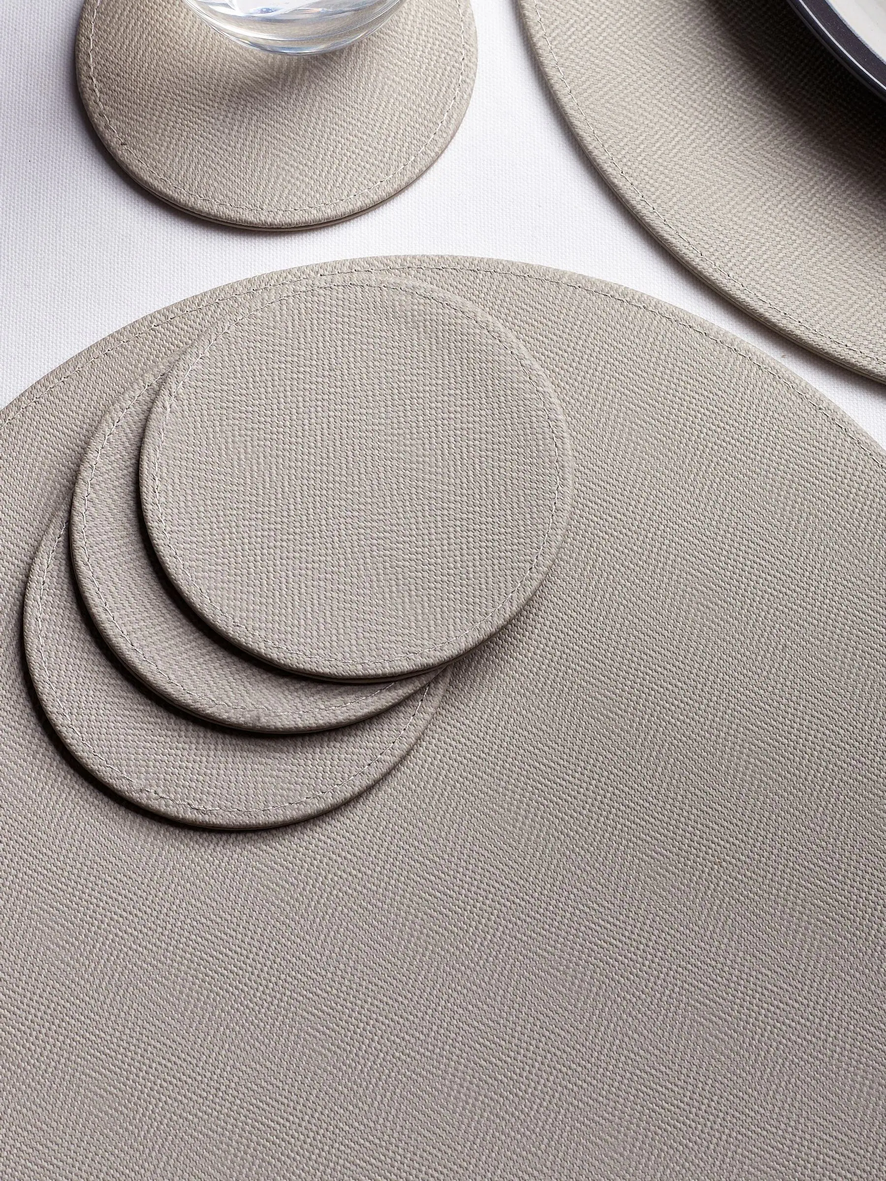 Set van 4 omkeerbare placemats en onderzetters van imitatieleer