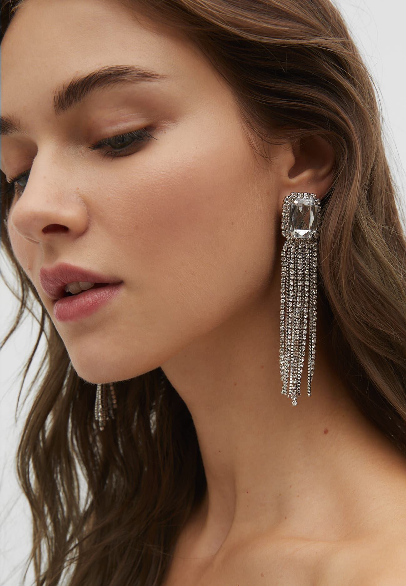 Brincos em cascata cravejados de strass
