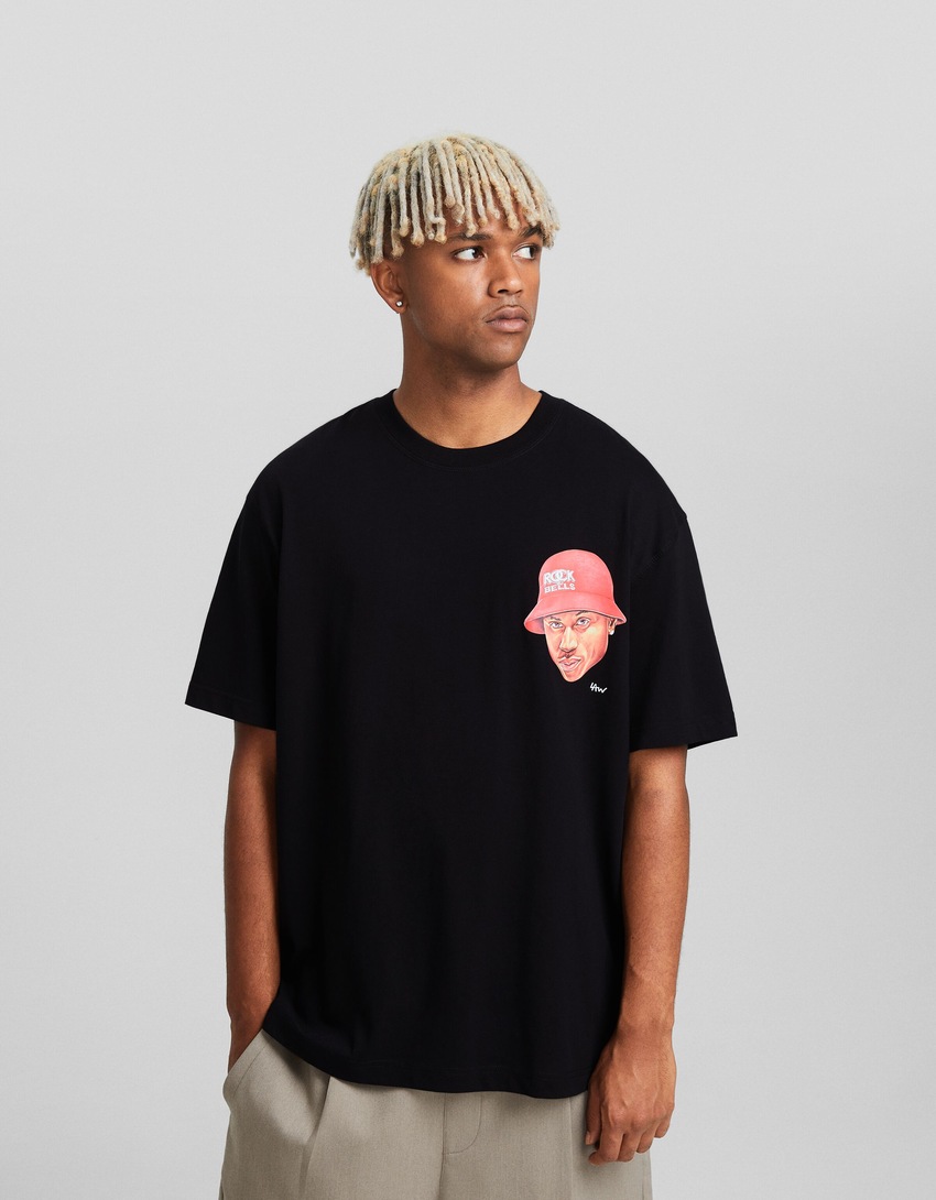 Camiseta de manga curta com estampa Rock The Bells e modelagem quadrada.