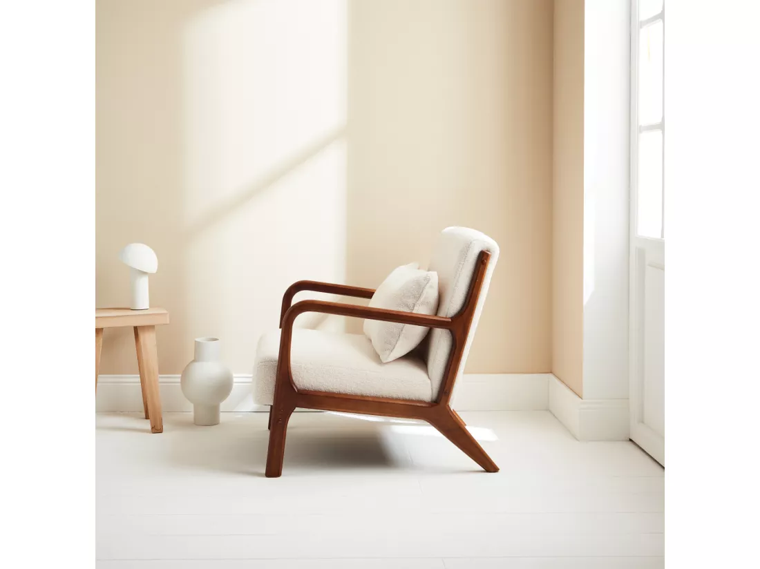 Fauteuil à bouclettes . pieds bois d'hévéa teinté noyer clair. 1 place droit fixe. pieds compas scandinave. structure en bois solide
