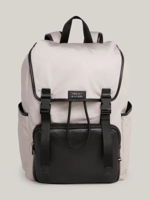 Mochila com fecho de aba e logotipo