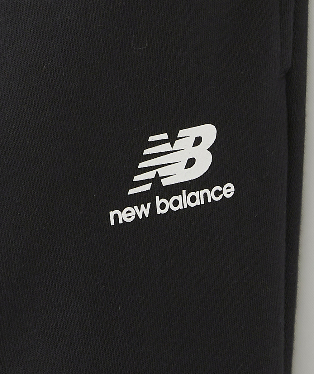 NEW BALANCEJOGGING NOIR GARÇON ESSENTIALS STACKED LOGO