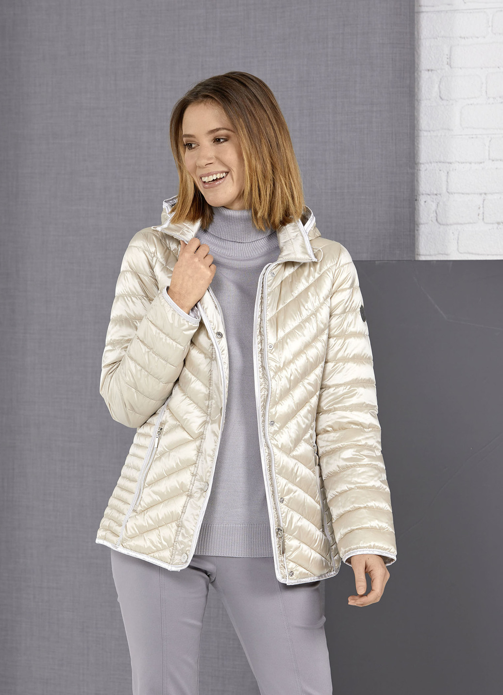 Funktionsjacke mit abnehmbarer Kapuze