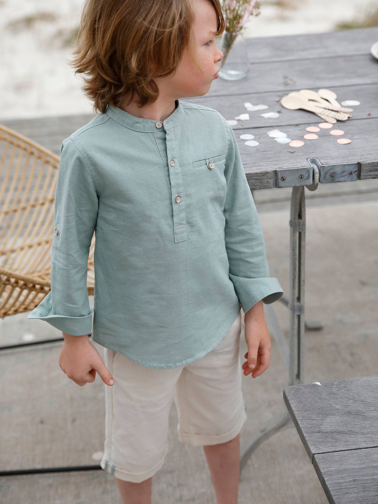 Camisa infantil de linho/algodão com gola mandarim, mangas compridas, cor azul-marinho lisa.