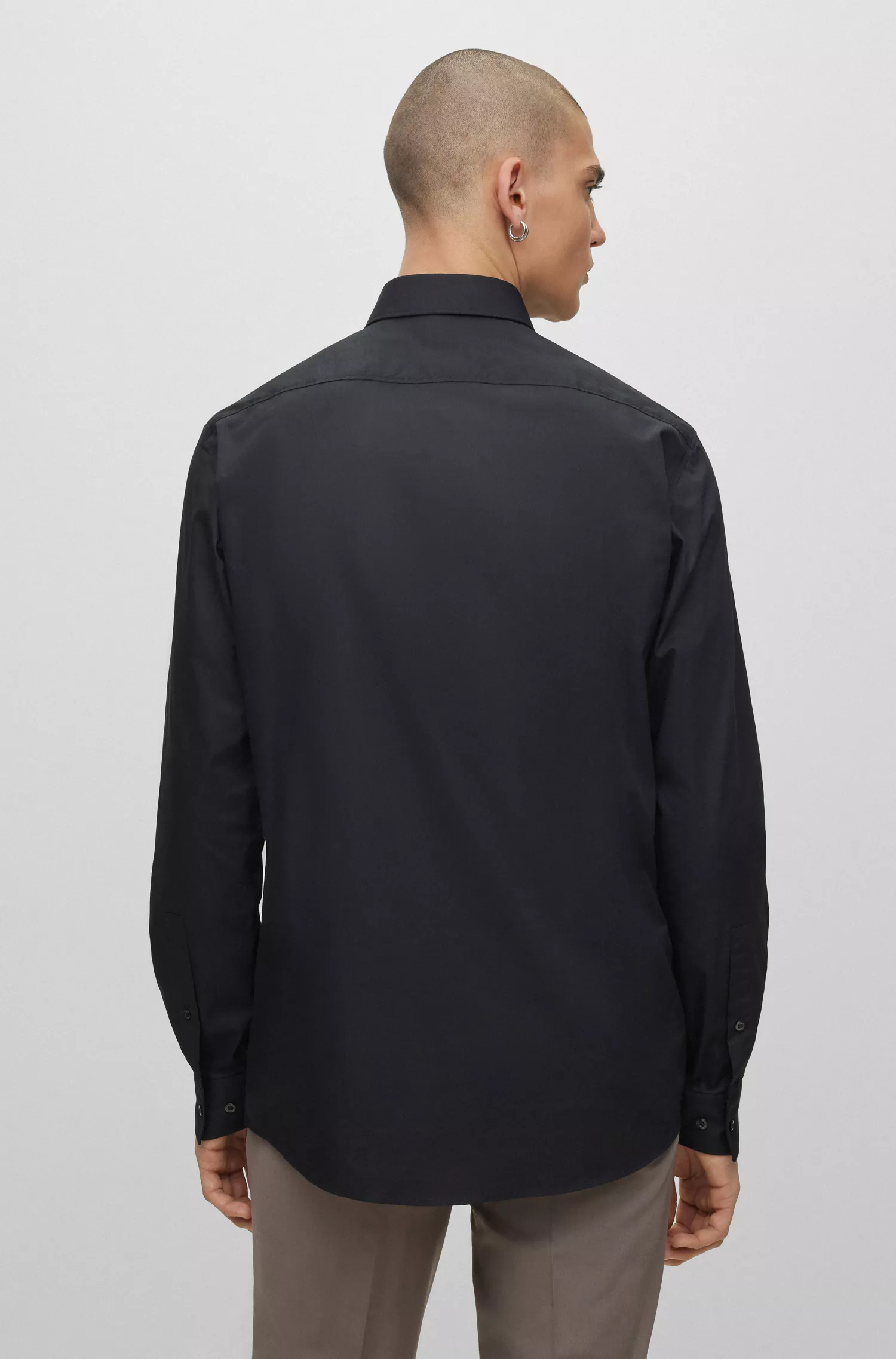 Camisa HUGO vermelha de corte moderno em popeline de algodão fácil de passar.