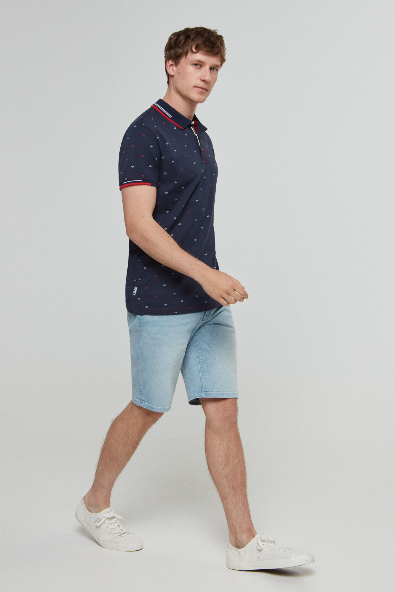 Polo Alg MC com padrões em vermelho e branco - Azul marinho