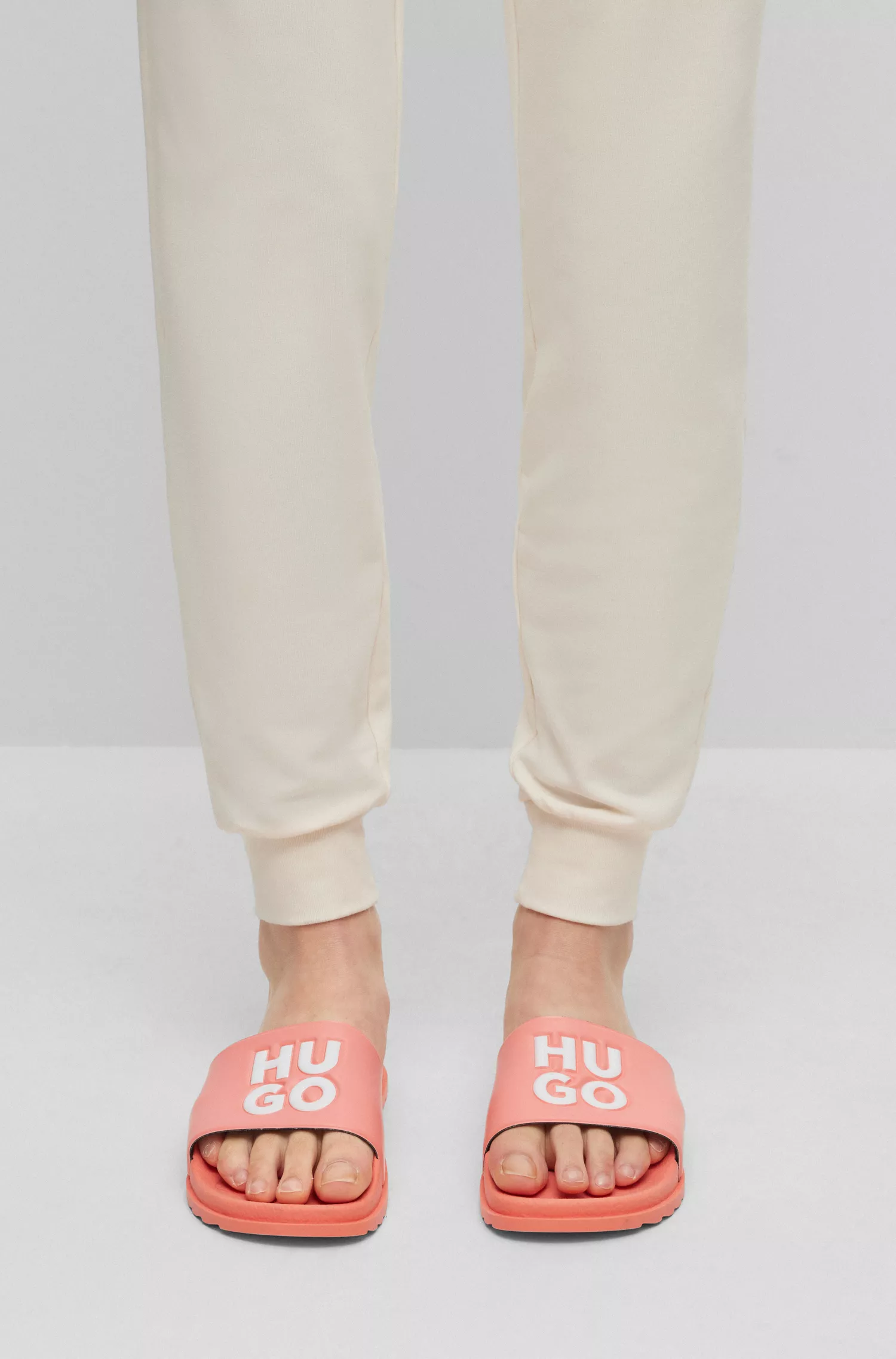 Chinelo HUGO vermelho, fabricado na Itália, com logotipo contrastante em camadas.