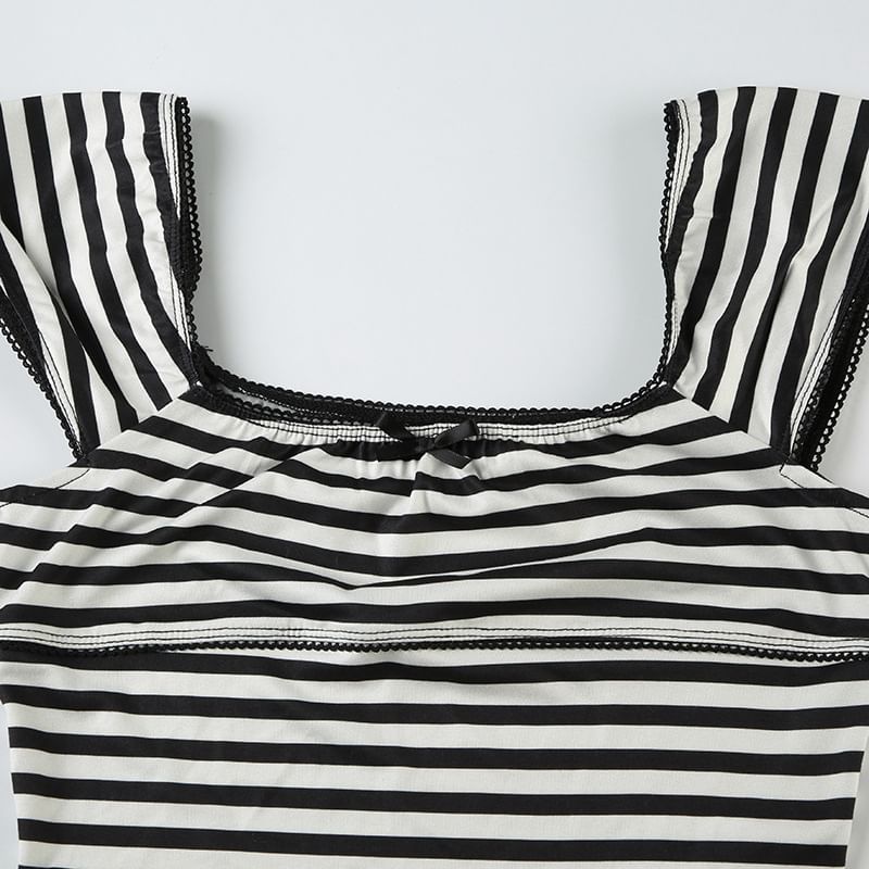 BrickBlack - Set: Top met vierkante hals, kapmouwen, strepen en strik + shorts met middelhoge taille
