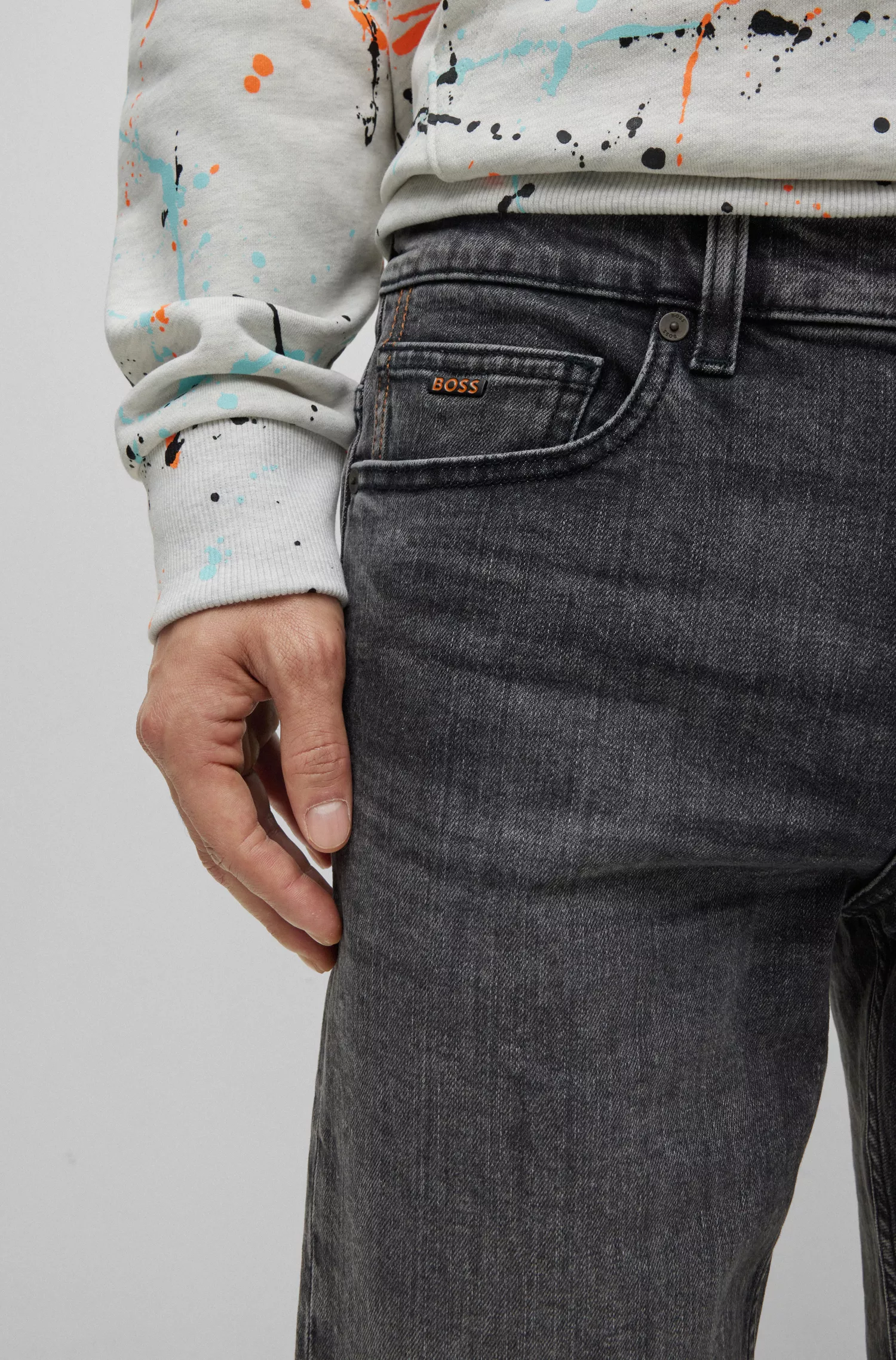 Shorts BOSS laranja, corte slim, em denim preto com elasticidade confortável.