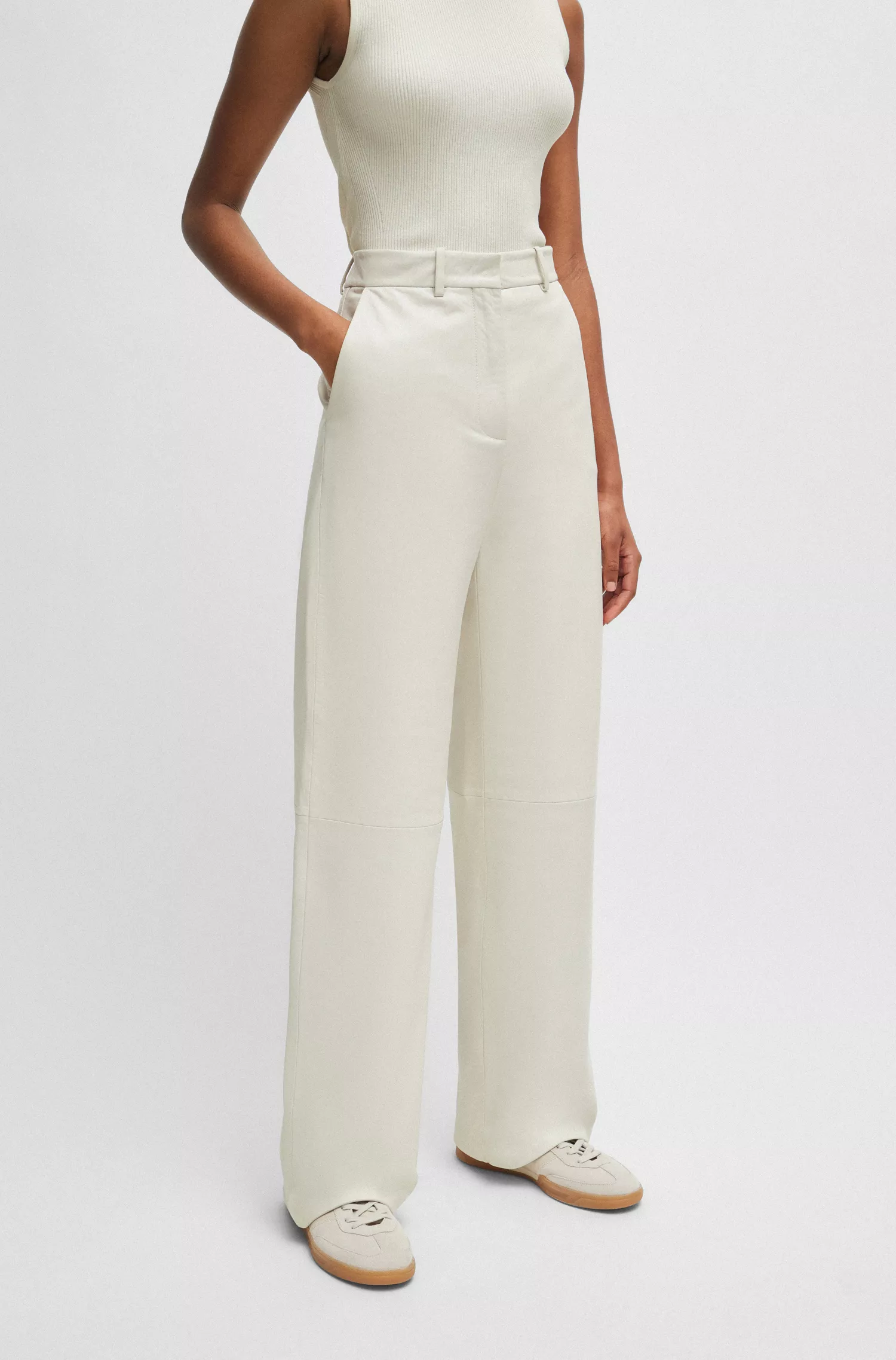 Calça de couro BOSS preta, corte regular e pernas largas.