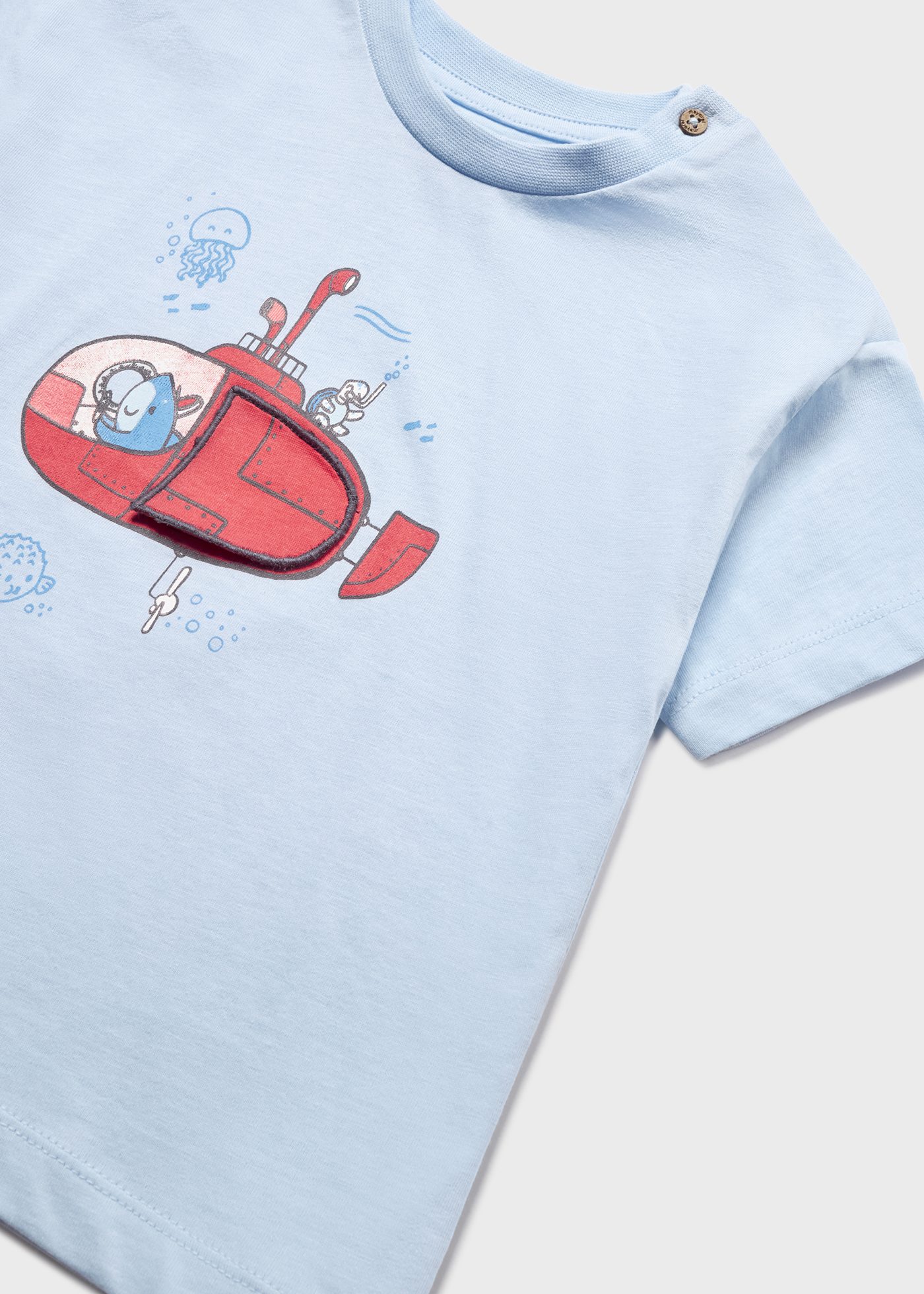 Camiseta infantil com estampa interativa feita de algodão sustentável.